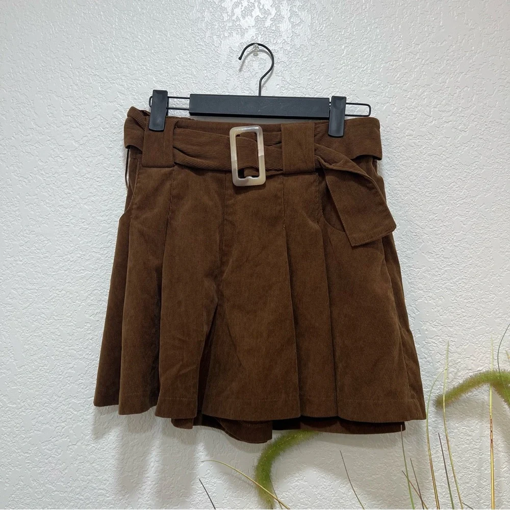 Brown Pleated Wide Leg Shorts with Belt - Picture 3 of 4